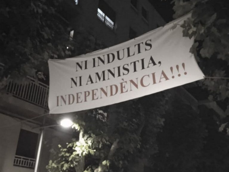 Fuerte tensión entre catalanes e independentistas en Premiá tras los indultos por imponer su «basura» a favor del Procés