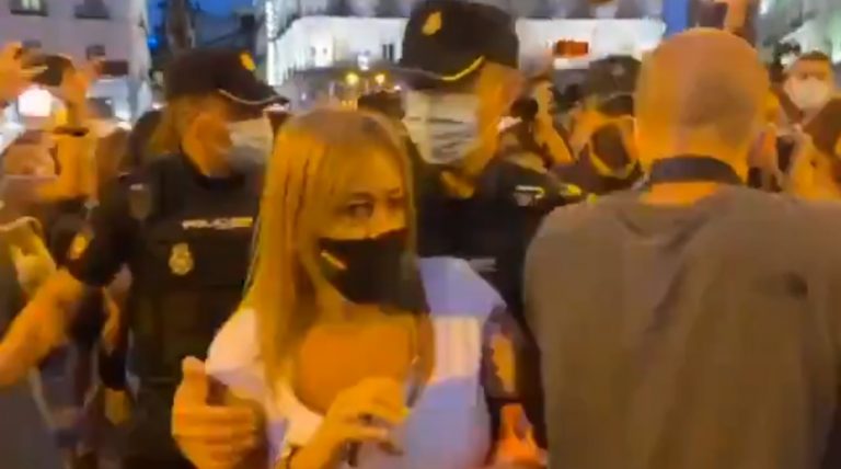 Feministas agreden e increpan a una mujer catalana por lleva mascarilla española en Puerta del Sol Madrid