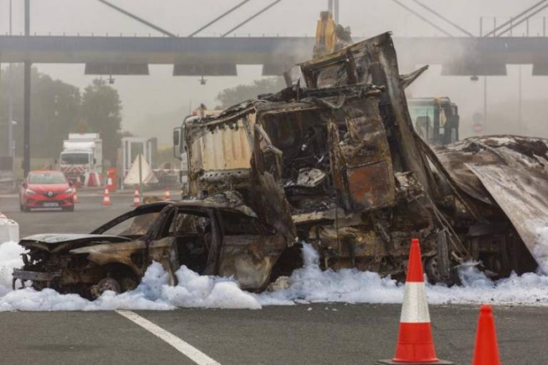 Un vehículo arrollado por un camión en el peaje de la AP-1 de Etxabarri-Ibiña de Zigoitia (Álava)