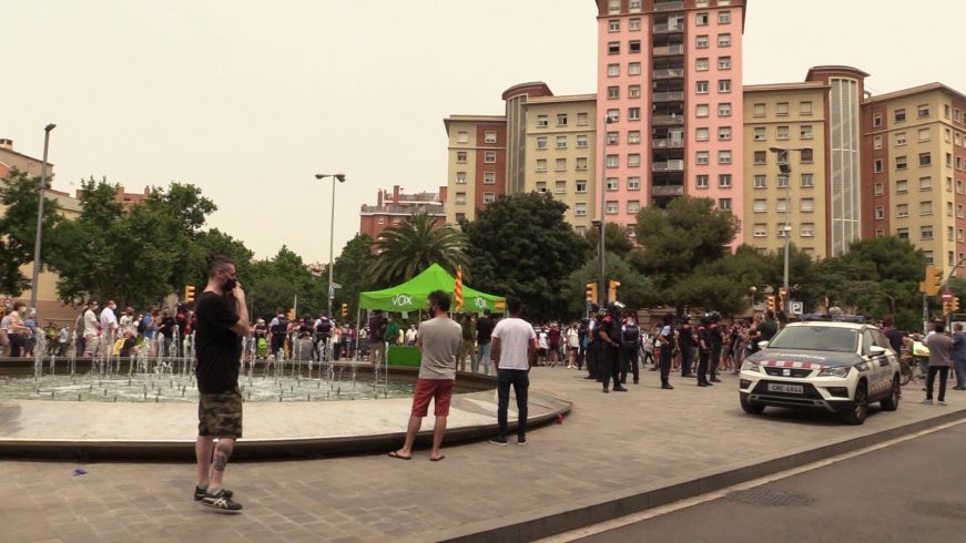 FOTOGRAFÍA. SANT-MONTJUIC (BARCELONA) ESPAÑA, 19.06.2201. VOX y vecinos de Sants‑Montjuïc. Ñ pueblo (1)