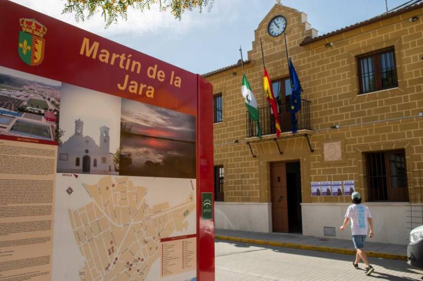 FOTOGRAFÍA. SEVILLA (ESPAÑA), 11.06.2021. Fachada del ayuntamiento de Martín de la Jara (Sevilla) con las banderas a media asta. Efe