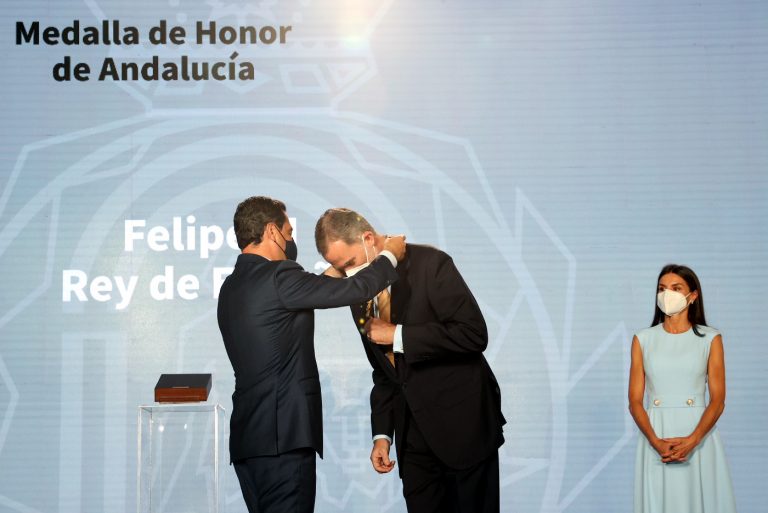 El Rey Felipe VI de España recibe la primera «Medalla de Honor de Andalucía»