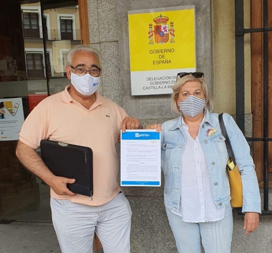 FOTOGRAFÍA. TOLEDO (ESPAÑA), 18.06.2021. Túpatria, representada por su presidente provincial de Toledo, José Castellanos y la concejal de Méntrida, Carmen Jiménez. Ñ Pueblo