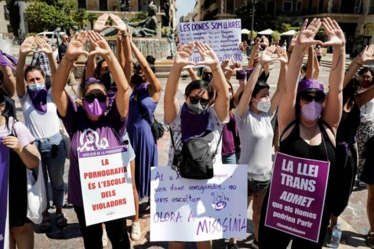 Los feministas exigen la «dimisión» de la ministra Irene Montero por asegurar que los «hombres podrían parir en a «Ley Trans»»