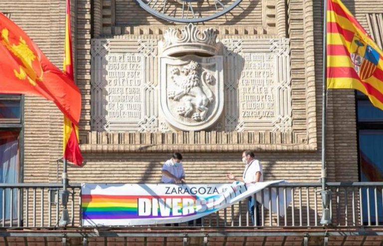El juez ordena al Ayuntamiento de Zaragoza que retire la propaganda LGTB en el balcón