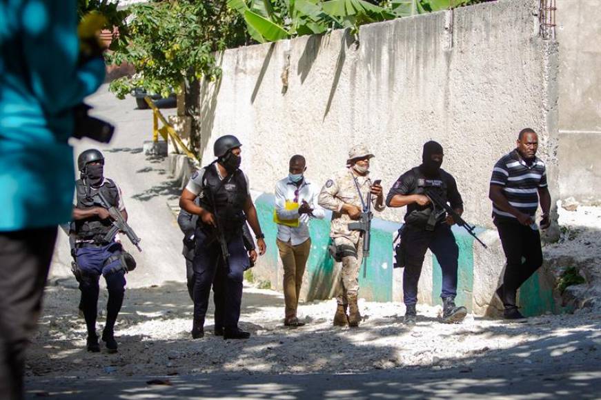 FOTOGRAFÍA. PUERTO PRÍNCIPE (HAITÍ), 07.07.2021. Agentes policiales trabajan cerca de la casa del asesinado presidente haitiano, Jovenel Moise, hoy, en Puerto Príncipe (Haití). Efe