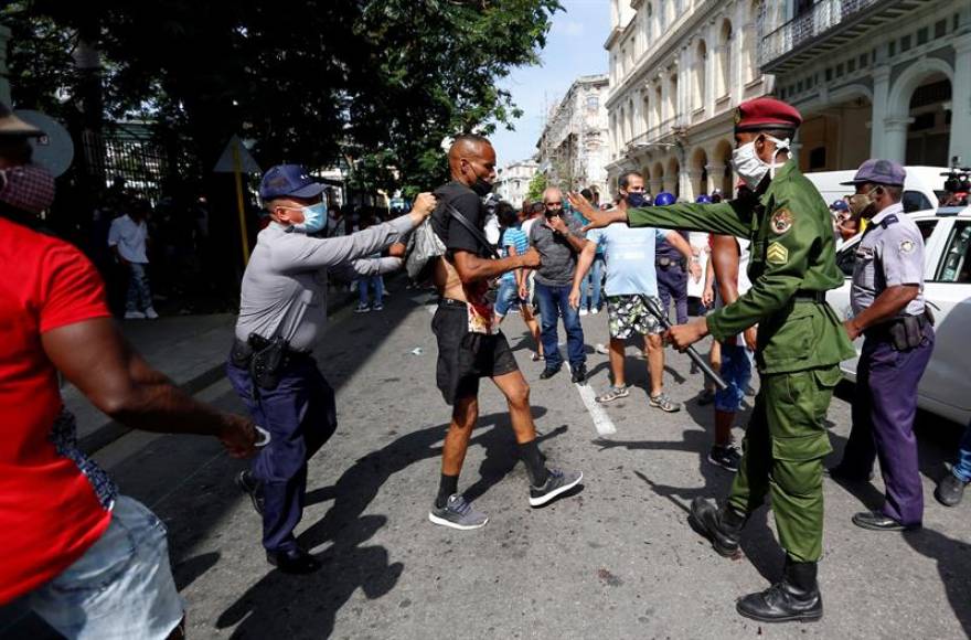 FOTOGRAFÍA. LA HABANA (CUBA), 11.07.2021. Policías arrestan a un hombre cuando personas se manifiestan hoy, en una calle en La Habana (Cuba). Efe