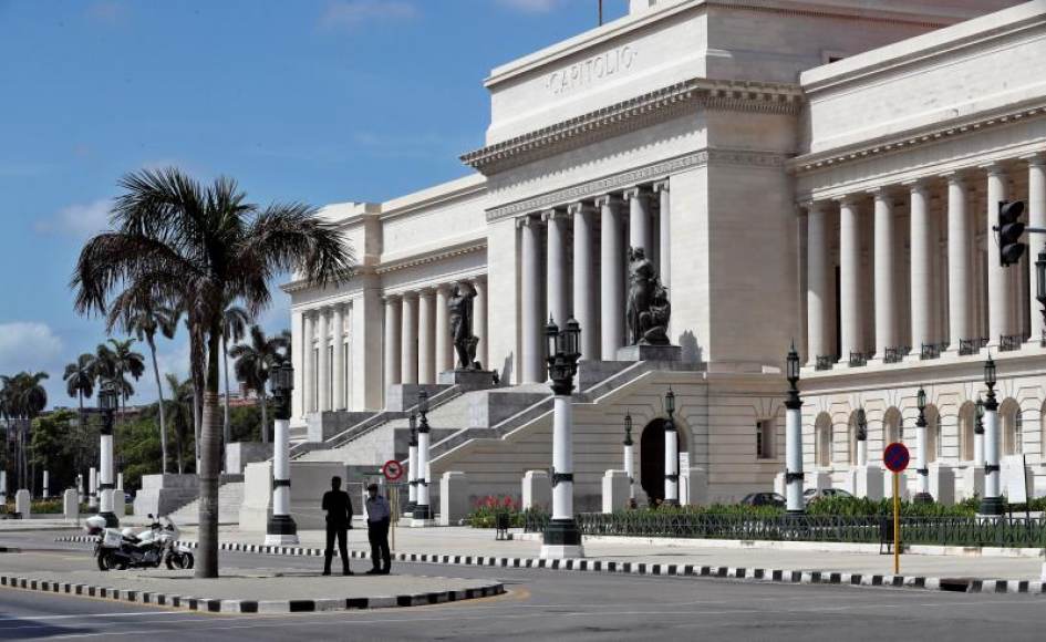 FOTOGRAFÍA. LA HABANA (CUBA), 12.07.2021. Dos policías permanecen frente al Capitolio, hoy en La Habana, Cuba. Efe