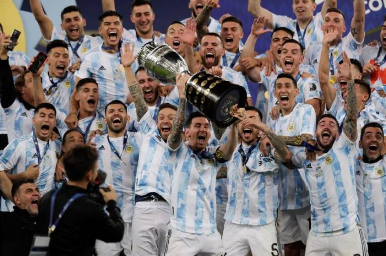 Messi y compañeros celebran con la copa el triunfo de Argentina ante Brasil en la Copa América