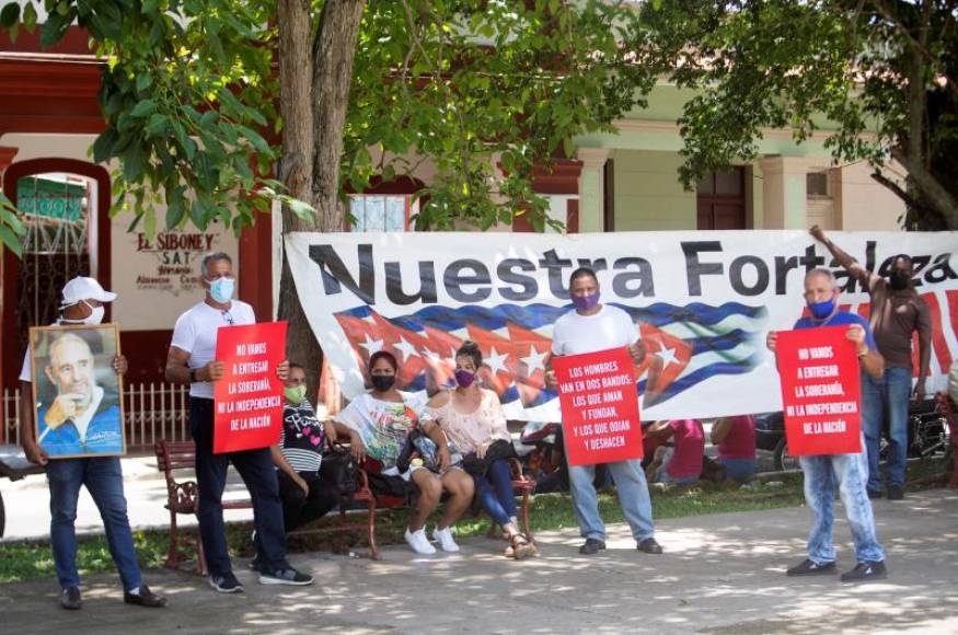 FOTOGRAFÍA.SAN ANTONIO DE LOS BAÑO. 18.07.2021. En la imagen, un grupo de militantes del Partido Comunista de Cuba, simpatizantes del gobierno totalitario cubano de Miguel Díaz-Canel se manifiestan hoy por las calles de San Antonio de los Baños, al suroeste de La Habana (Cuba). Efe.
