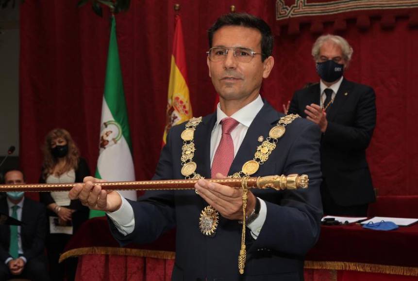 FOTOGRAFÍA. GRANADA (ESPAÑA), 07.07.2021. candidato socialista, Francisco Cuenca, con la vara de mando de la ciudad tras ser elegido este miércoles alcalde de Granada por mayoría absoluta con los votos del PSOE, Unidas Podemos y Cs. Efe