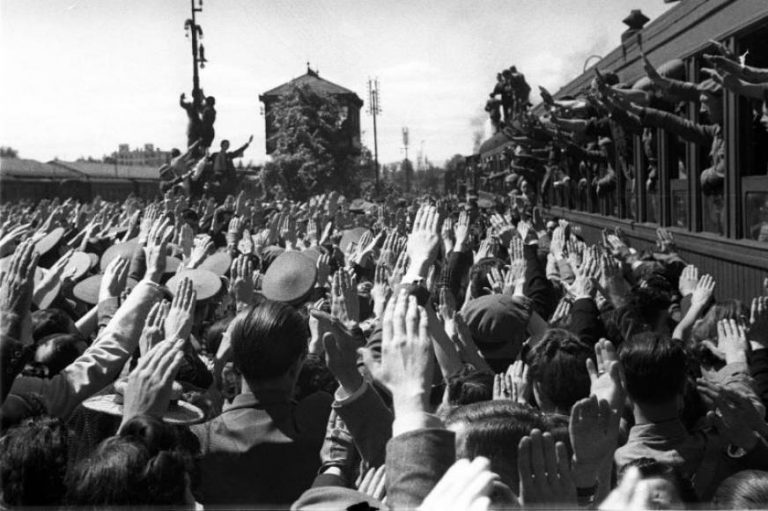 Apoyo militar de España a Hitler (Alemania): Despedida multitudinaria a voluntarios de la «División Azul» en Estación del Norte de Madrid en 1941