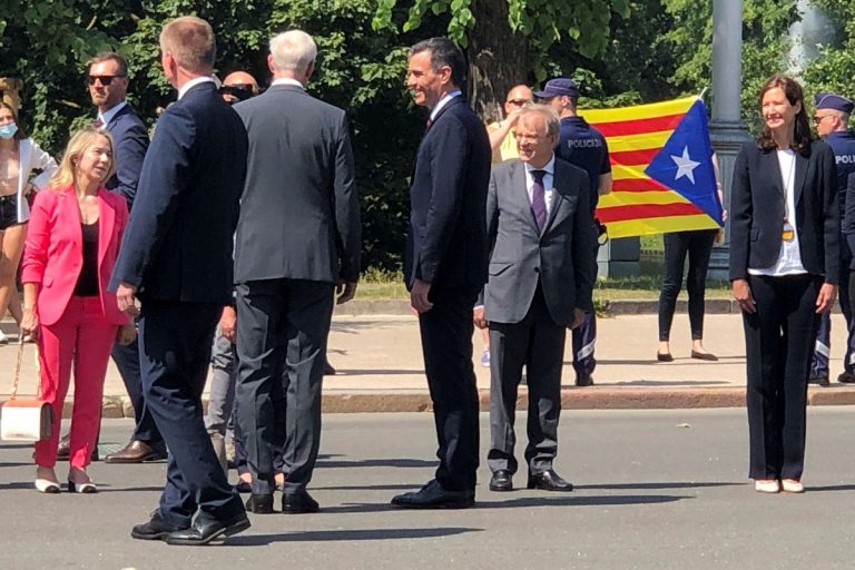 Reciben a Sánchez en Riga (Letonia) con bandera independentista del Procés