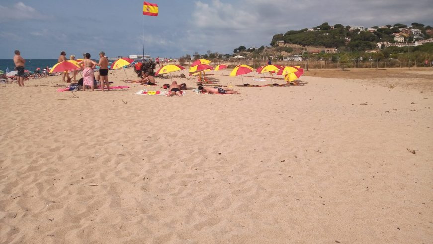 FOTOGRAFÍA. ARENYS DE MAR (BARCELONA) ESPAÑA, 11.07.2021. Los plantan sombrillas españolas en la Playa del Cavalló de Arenys de Mar (Barcelona). Ñ Pueblo (4)