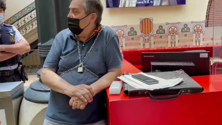 Un catalán «engañado» por la Generalidad se encadena en la Consejería de Sanidad ante «encierro salvaje» en las Residencias de ancianos