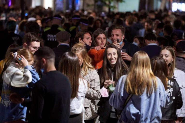 Cataluña cierra el ocio nocturno