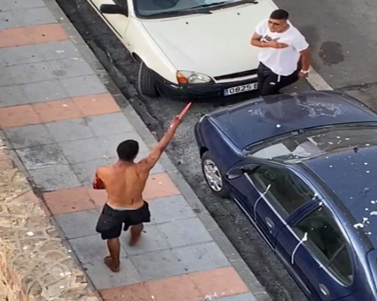 Un inmigrante marroquí armado con dos cuchillos amenaza en árabe con matar a la gente en Ceuta (España)