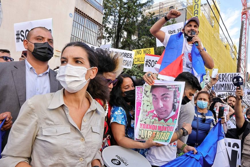 FOTOGRAFÍA. EMBAJADA DE CUBA (MADRID), 14.07.2021. Cubanos, residentes en Madrid (España), protestan frente la embajada de su país en la capital del Reino de España. Ñ Pueblo (3)