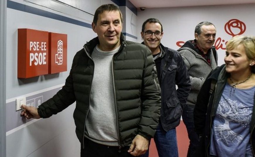 FOTOGRAFÍA. ESPAÑA,17.11.2016. El líder de la banda terrorista ETA durante la masacre de la ETA en Hipercor, Arnaldo Otegi (EH Bildu), en una sede del PSOE de Pedro Sánchez. Efe
