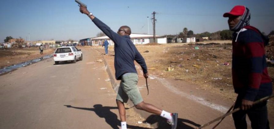 FOTOGRAFÍA. JOHANNESBURGO (SUDÁFRICA), 15.07.2021. Un taxista dispara al aire con su pistola 9mm para ahuyentar a los saqueadores en un área comercial de Johannesburgo. Efe