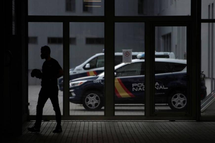FOTOGRAFÍA. LA CORUÑA (ESPAÑA), 07.07.2021. Un agente de policía camina este martes por el cuartel de Lonzas de La Coruña. Efe