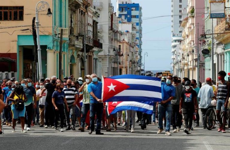Miles de cubanos toman las calles contra el Gobierno cubano al grito de «¡libertad!», «abajo la dictadura» y «patria y vida»