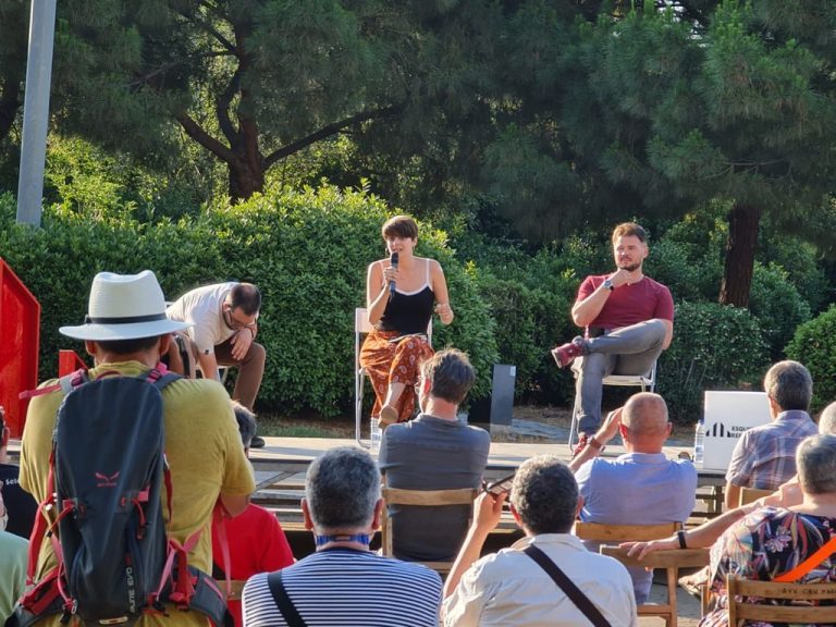 Mataró (Barcelona) da una cálida bienvenida a Rufián (ERC) con himno de España