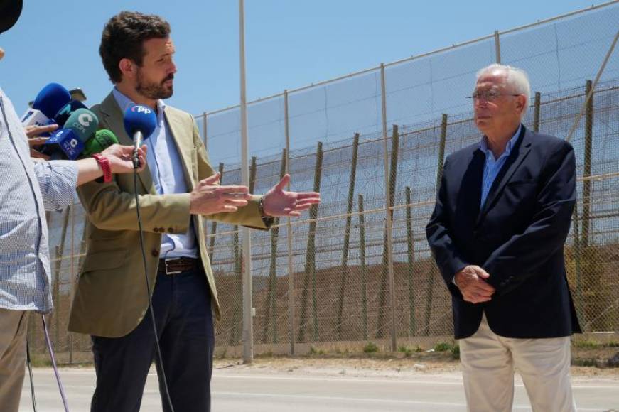 FOTOGRAFÍA. MELILLA (ESPAÑA), 14.07.2021. El presidente nacional del PP, Pablo Casado (i), junto al presidente de Melilla, Juan José Imbroda (d), en la valla fronteriza de Melilla. Efe