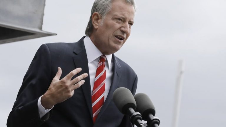 El alcalde Bill de Blasio pagará 100 dólares a cada nuevo vacunado contra el COVID 19 en Nueva York ante el rechazo de la vacuna