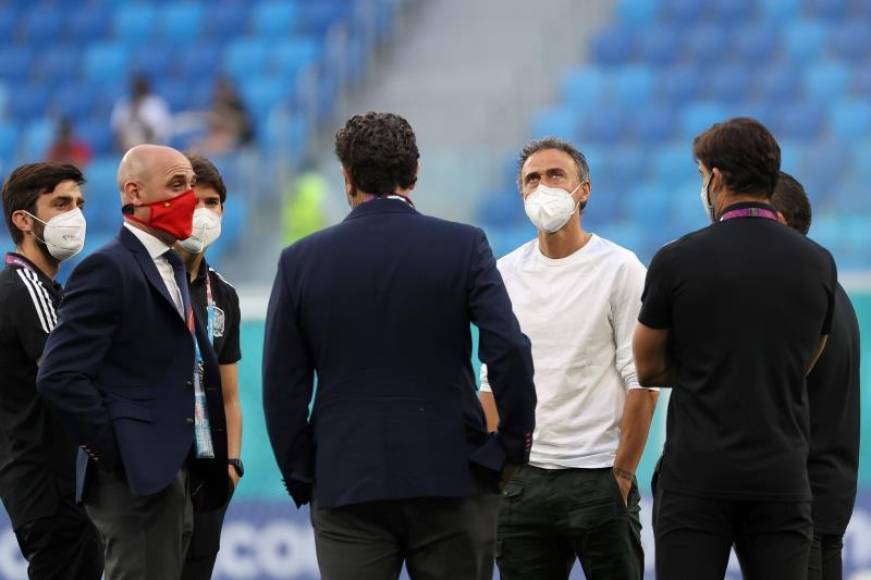 FOTOGRAFÍA. SAN PETERSBURGO (RUSIA), 02.07.2021. El presidente de la RFEF, Luis Rubiales (2-i), y el seleccionador de España, Luis Enrique (3-d). Efe
