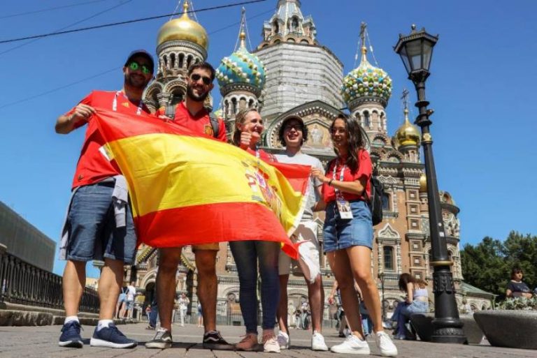 Medio millar de españoles viajan a San Petersburgo (Rusia) para animar a la selección frente a Suiza (Eurocopa 2020)