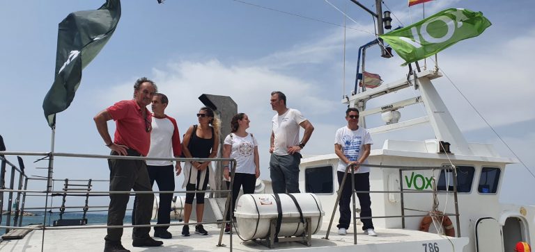 Smith (VOX) sale a faenar con un barco pesquero en Santa Pola (Alicante) como «muestra de apoyo al sector»
