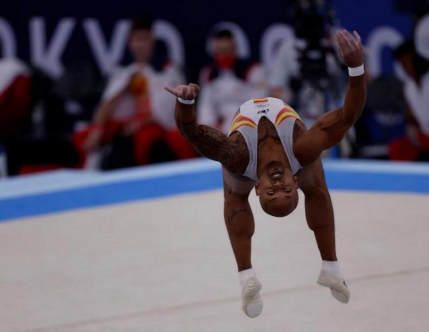 FOTOGRAFÍA. TOKIO (JAPÓN), 24.07.2021. Rayderley Zapata de España se presenta sobre suelo en la ronda de clasificación masculina de gimnasia artística durante los Juegos Olímpicos 2020. Efe
