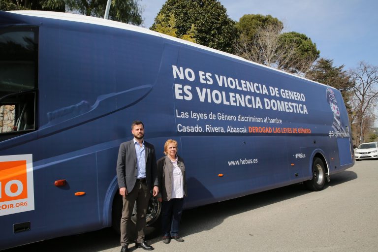 La Justicia condena a multa de 180 euros a los 3 «Feminazis» que atacaron el Bus de HazteOír en Valencia
