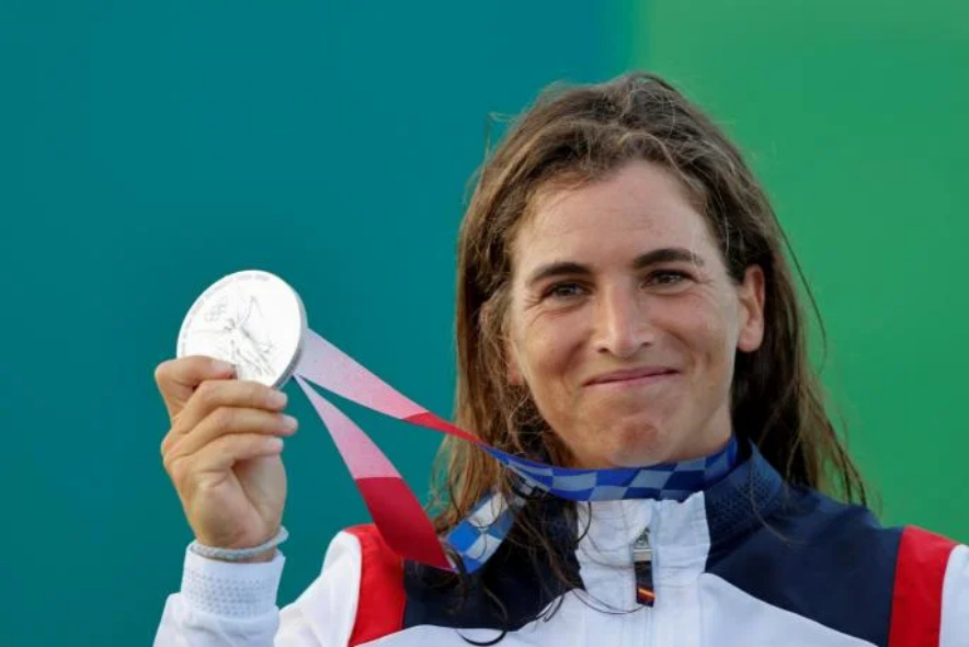 FOTOGRAFÍA. TOKIO (JAPÓN), 27.07.2021. La española Maialen Chourraut celebra en el podio tras recibir la medalla de plata en la categoría de K1 de piragüismo eslalon de los Juegos. Efe