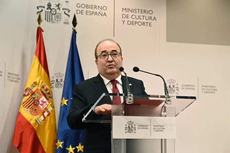 El nuevo ministro de Cultura y exministro de Política Territorial Miquel Iceta Llorenç: Hay que «hablar de España, siempre llevo el escudo de España»