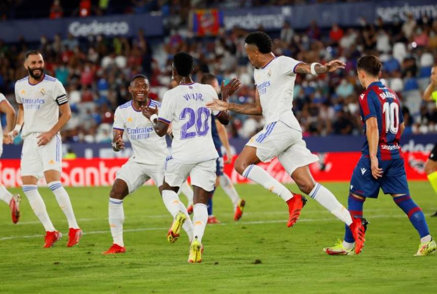 FOTOGRAFÍA. LEVANTE (ESPAÑA), 22.08.2021. El brasileño Vinicius Jr. (c), del Real Madrid, Levante.. Efe.