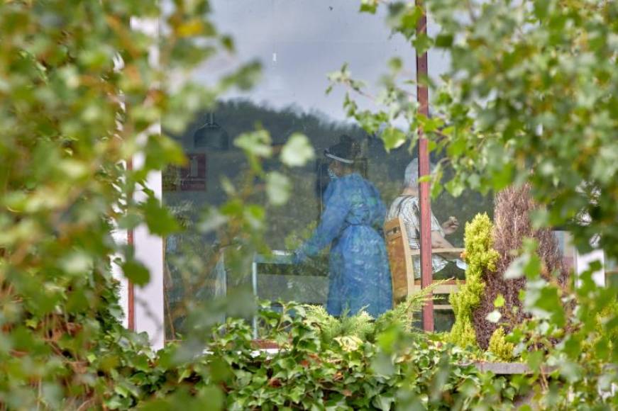 FOTOGRAFÍA. BARCELONA (ESPAÑA), 25.08.2021. Vista de una anciana vacunada con dos pautas del experimento genético de las farmacéuticas (vacuna COVID 19) en persona en una Residencia de gente mayor. Efe