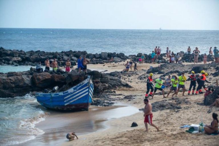 Medio centenar de inmigrantes a bordo de una patera desembarcan a la playa de El Jablillo de Lanzarote (España)
