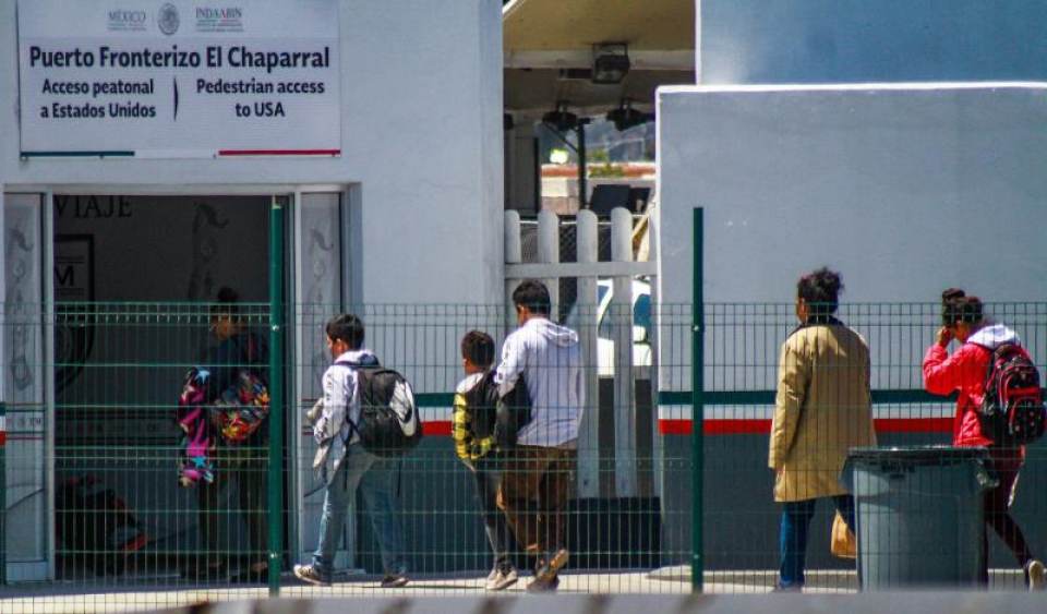 FOTOGRAFÍA.EL CHAPARRAL (TIJUANA) MÉXICO, 24.08.2021. Inmigrantes centroamericanos cruzan hacia Estados Unidos. Efe.