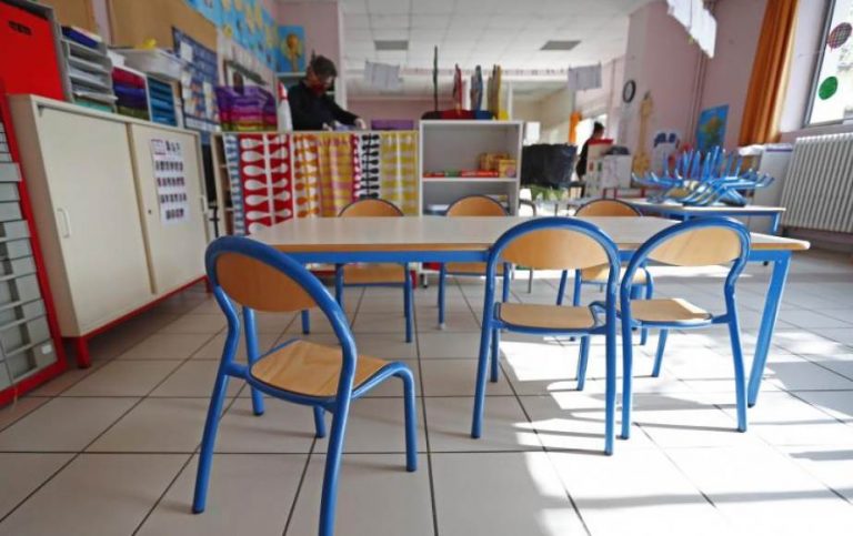 Emmanuel Macron retrocede: Vuelta al colegio en Francia sin Pasaporte COVID 19 (Pass Sanitaire COVID 19) ni para profesores ni para padres y alumnos