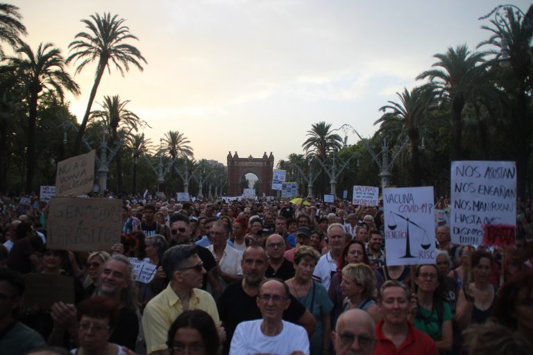 Varios miles de personas claman en Barcelona contra vacunación COVID 19 de niños: «Los niños solo contagian amor y alegría»