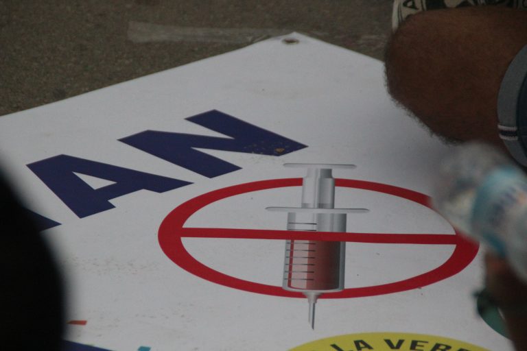 Galería foto protesta de padres y abuelos en Barcelona contra la vacunación COVID 19 de sus hijos y nietos