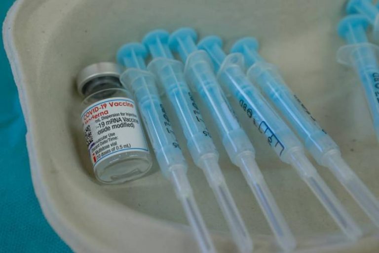 Liberum reclama la «suspensión inmediata» de la vacunación COVID 19 sin «prescripción médica» en España