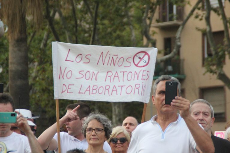 Cristina protege a sus hijos menores lejos de su exmarido para evitar que sean vacunados contra el COVID