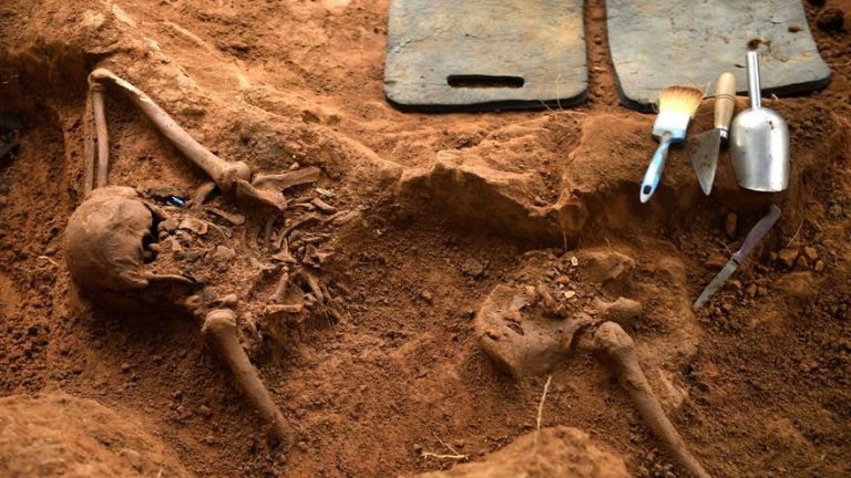 La entidad ‘progre’ Recuperación de la Memoria Histórica vuele a abrir fosa común de comunistas en El Rellán (Asturias) 