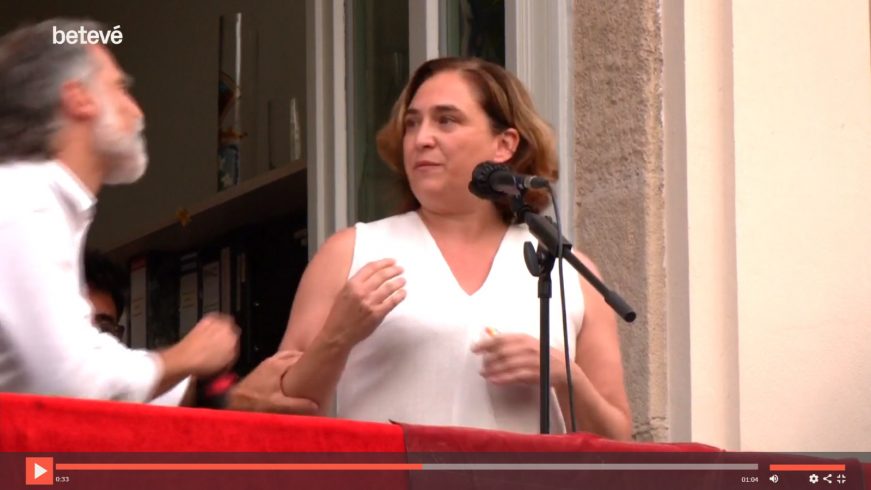 FOTOGRAFÍA. BARCELONA (ESPAÑA), 14.08.2021. Fiesta mayor de Gràcia (Barcelona). Ada Colau Ballano, sufre el machismo de Jordi Cuixart Navarro. Ñ pueblo (1)