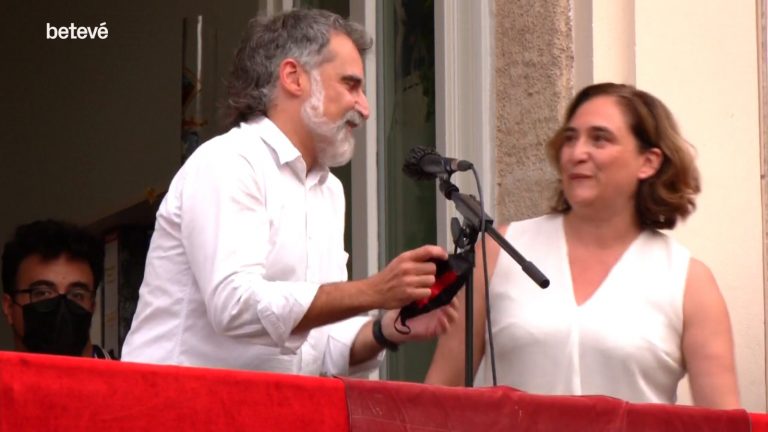 Ada Colau rompe en lágrimas tras ser abucheada y pitada al pregón de las fiestas de Gràcia (Barcelona)