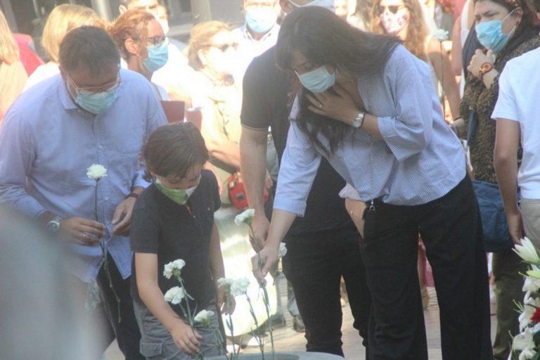 Silencio y claveles para homenajear a las víctimas en el cuarto aniversario del 17A de Cataluña