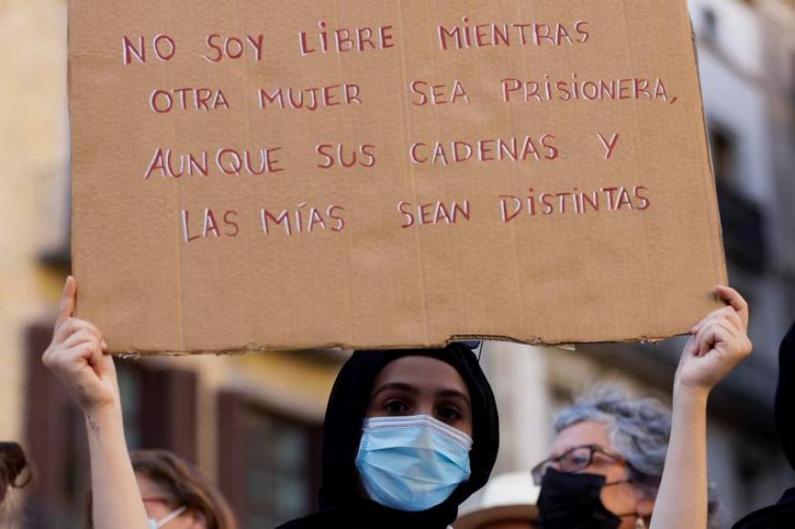 FOTOGRAFÍA. BARCELONA (ESPAÑA), 18.08.2021. Concentración solidaria con las mujeres y niñas de Afganistán, convocada por Ca la Dona.. Efe